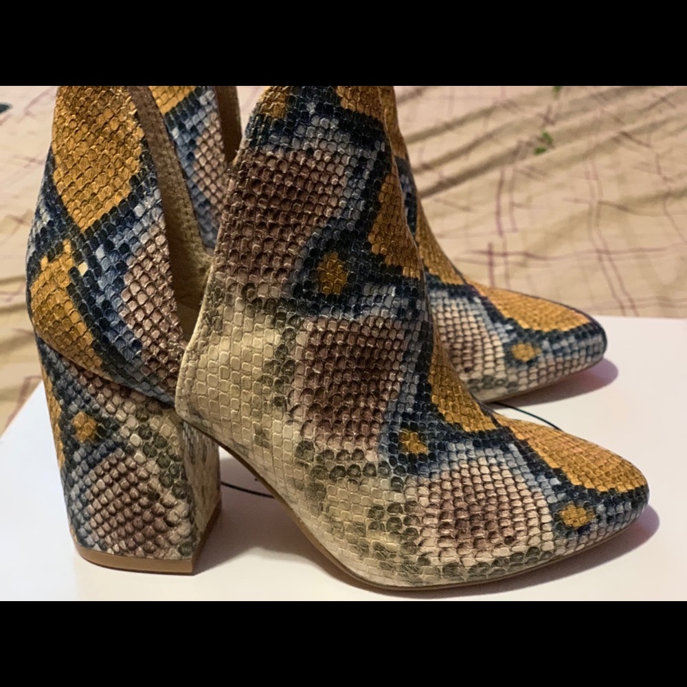 Steve Madden rookie multi snake size 5.5